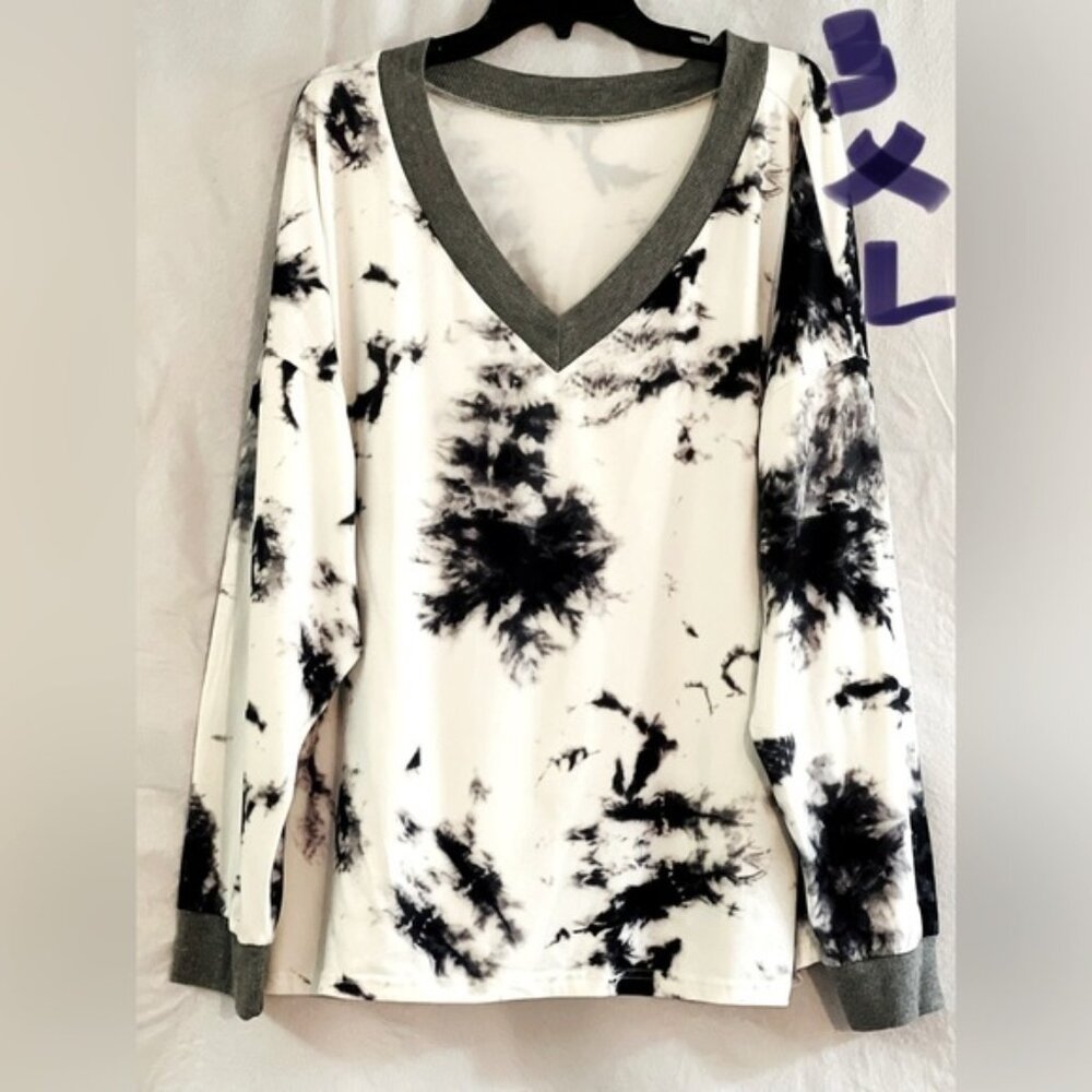 LADIES 3XL WHITE SWEATER WITH BLACK DESIGNS